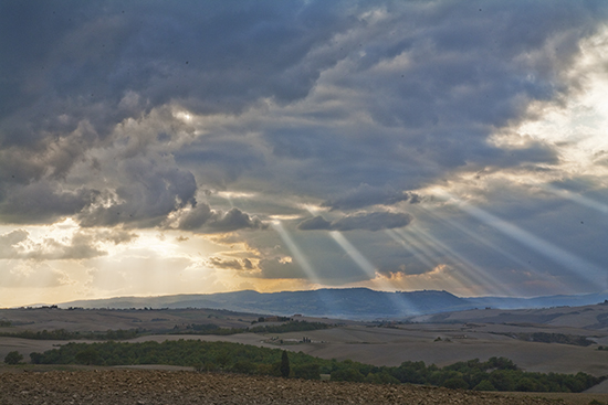 photo of crepuscular light in Tuscany.© J. Hulsey painting workshops in Italy