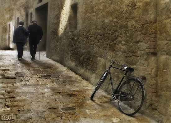 Robert Copeland photograph of an old couple and bicycle in Tuscany.© Robert Copeland