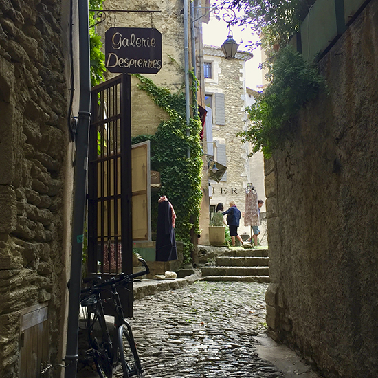 photo of a Gallery in Gordes, France.© J. Hulsey